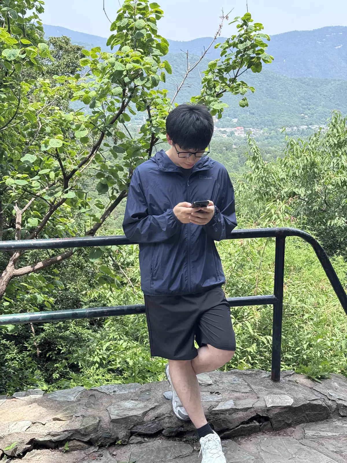 少辉在山间